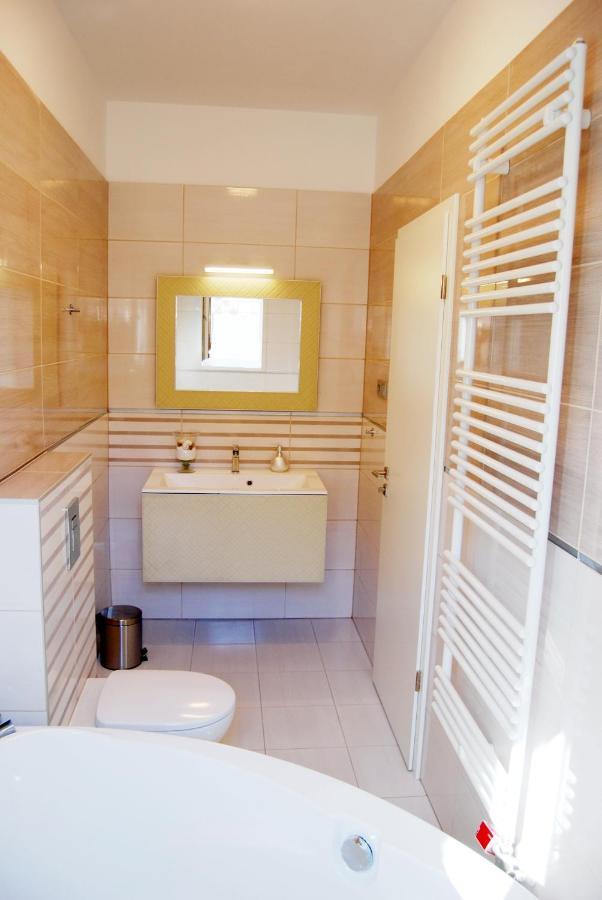 Luxurious Apartment With Balconies In Downtown Bp Budapest Exteriör bild